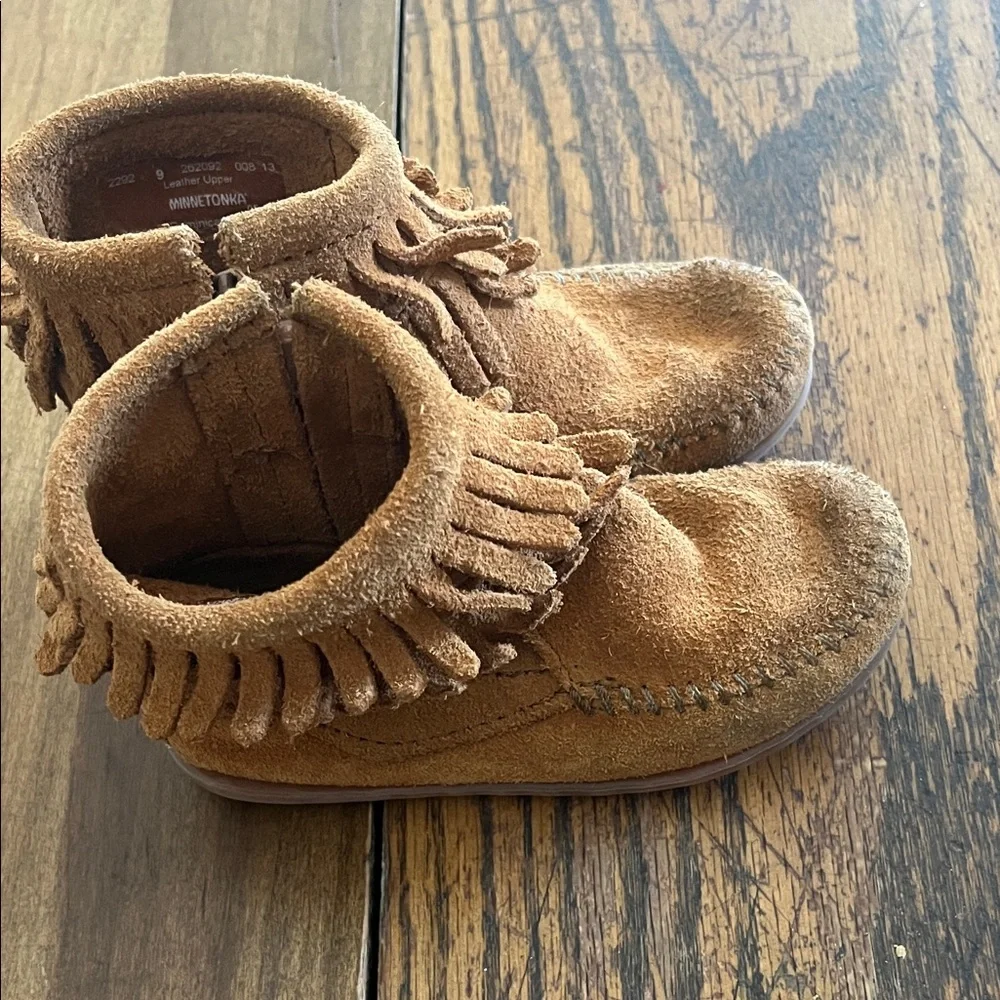 Minnetonka Kids Moccasin Fringe Boots - Tan